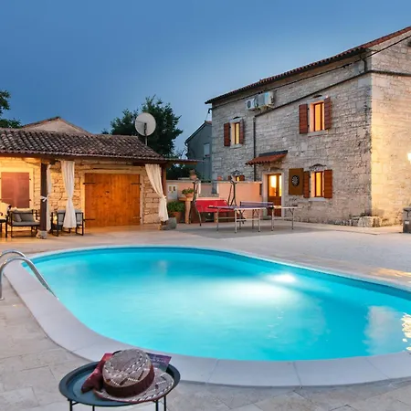 In With Private Pool Hébergement de vacances Barban