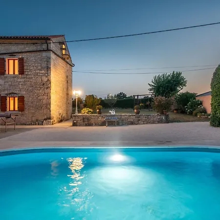 In With Private Pool Hébergement de vacances Barban